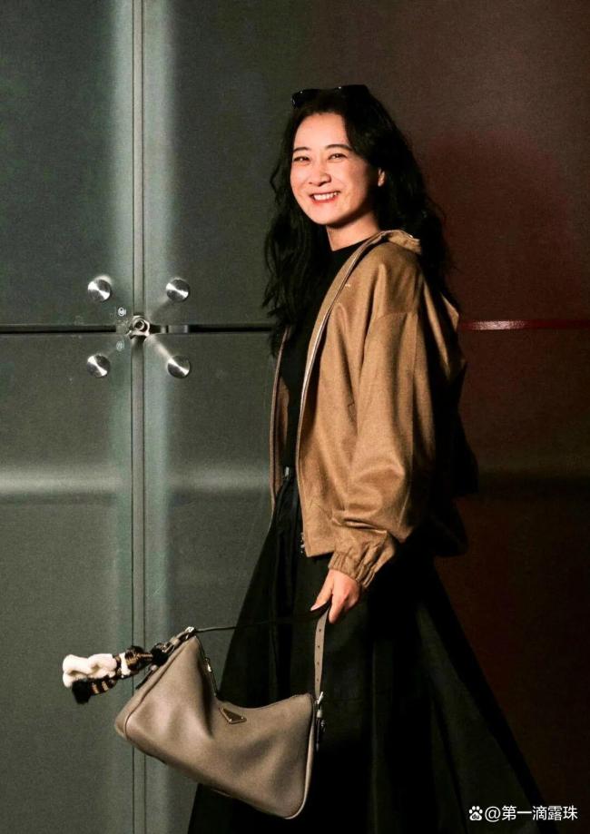 贾玲亮相米兰时装周机场路透 健康瘦身气场全开