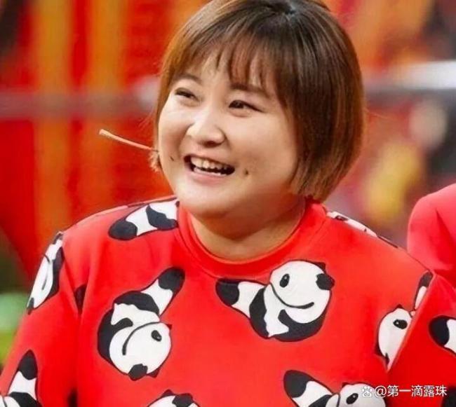 贾玲亮相米兰时装周机场路透 健康瘦身气场全开