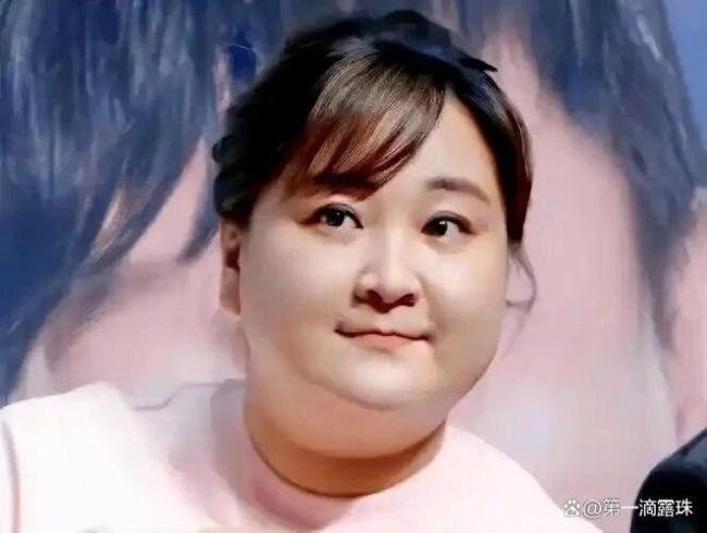 贾玲亮相米兰时装周机场路透 健康瘦身气场全开