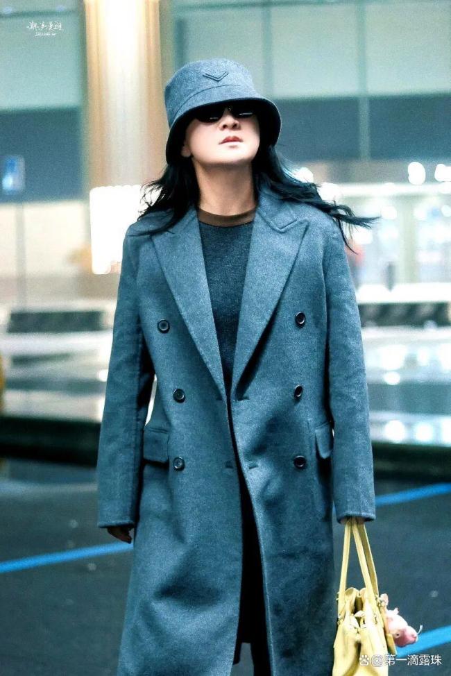 贾玲亮相米兰时装周机场路透 健康瘦身气场全开