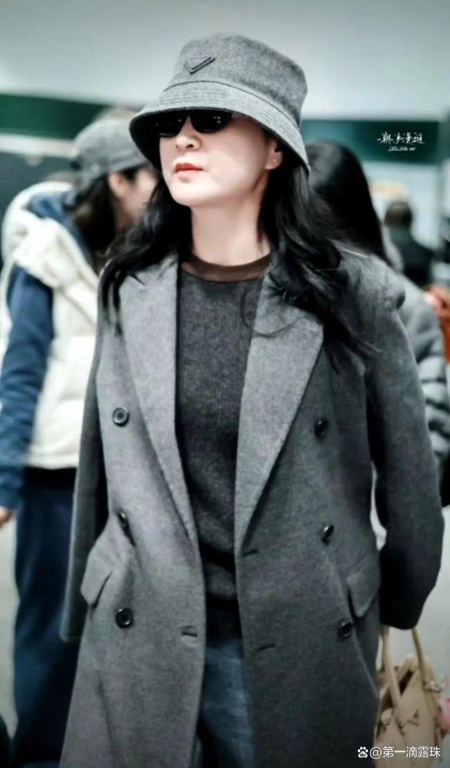 贾玲亮相米兰时装周机场路透 健康瘦身气场全开