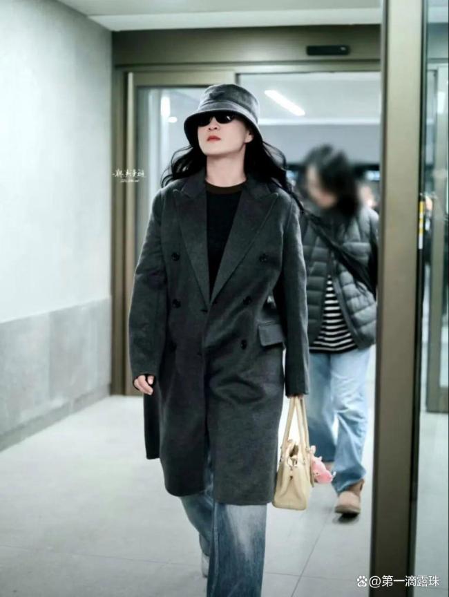 贾玲亮相米兰时装周机场路透 健康瘦身气场全开