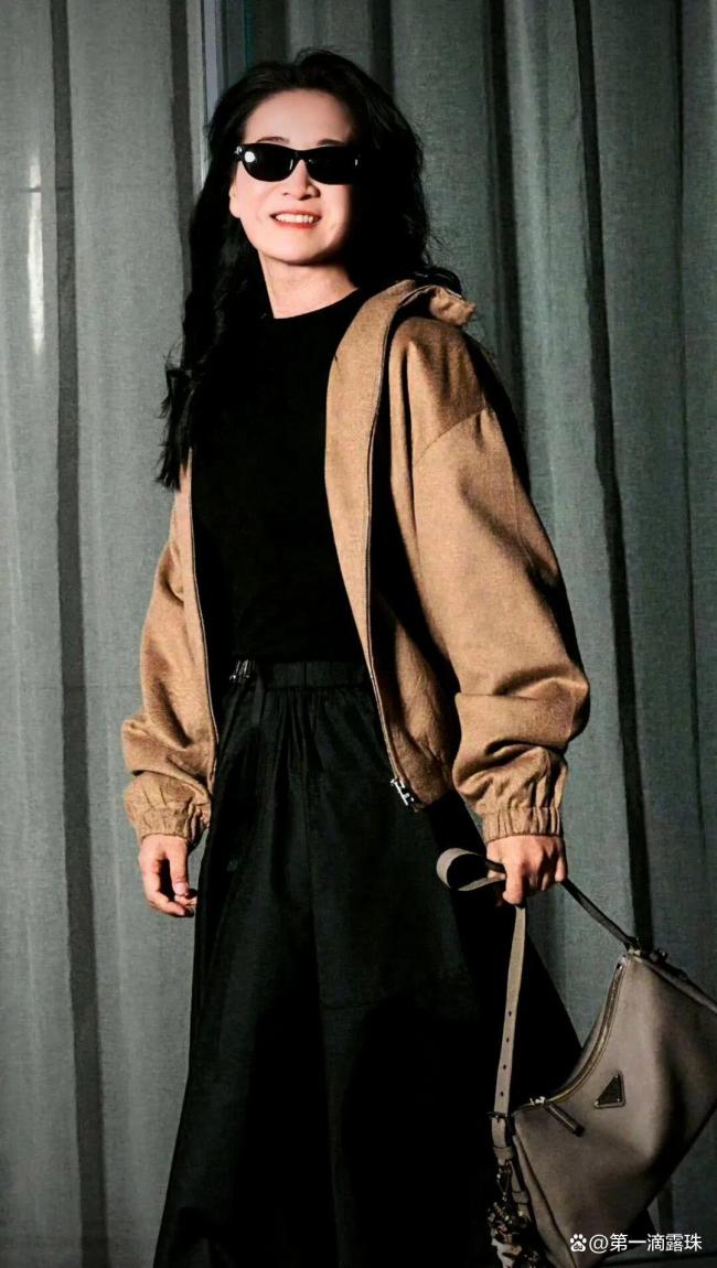 贾玲亮相米兰时装周机场路透 健康瘦身气场全开