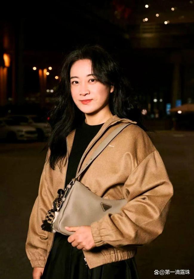 贾玲亮相米兰时装周机场路透 健康瘦身气场全开